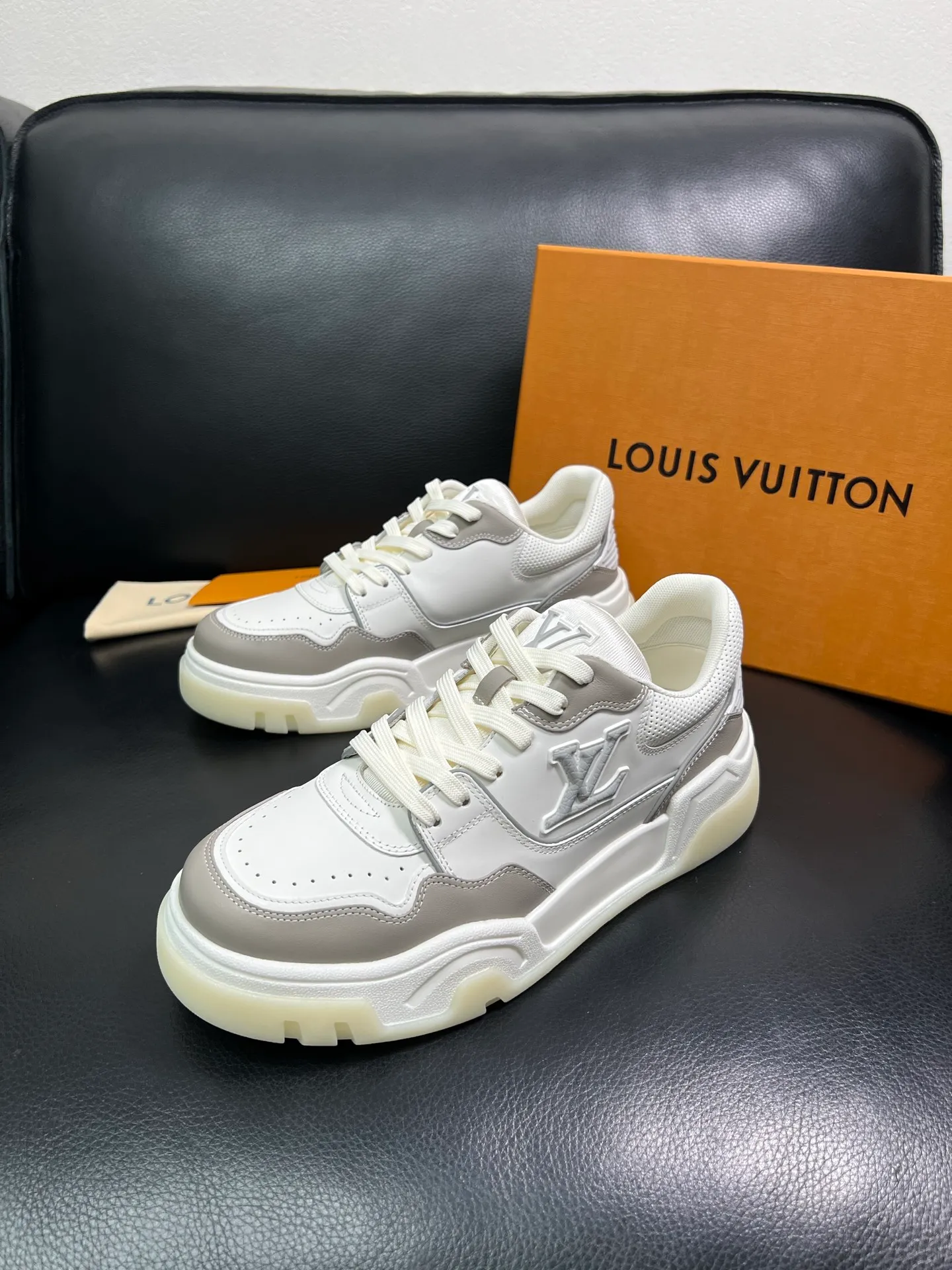 Men's shoes 💰900 Lv top purchase Louis Vuitton, counter synchronization, uppers imported from Italy cowhide, imported mesh padding soft and comfortable, soles: original soles specially provided by the original factory, T men's shoes 💰U exclusive movable molded soles super comfortable, original factory and single goods, high quality, welcome to compare, code number 38-44 (customized 45) 85883